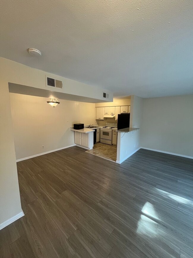 Building Photo - Spacious 1br/1ba Condo