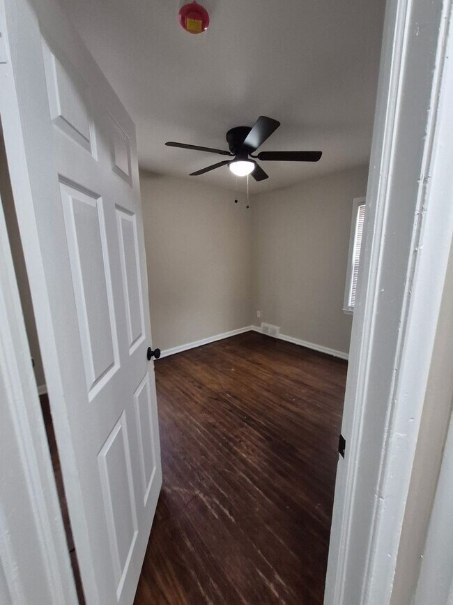 Building Photo - Updated 3-Bedroom Home – We Welcome Sectio...
