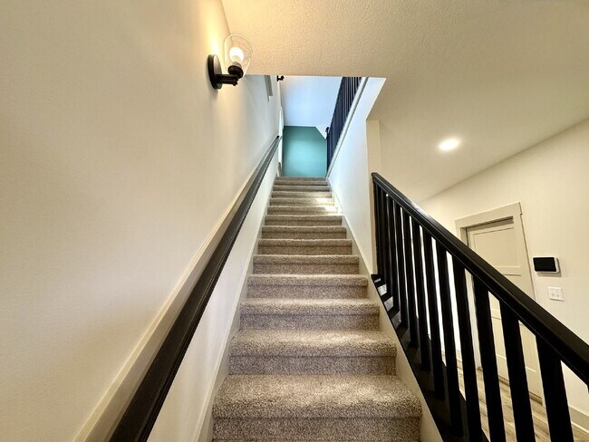 Foto del edificio - Need Space?  How about 5 bedrooms, 2.5 baths + an extra bonus area upstairs so that the kids can ...