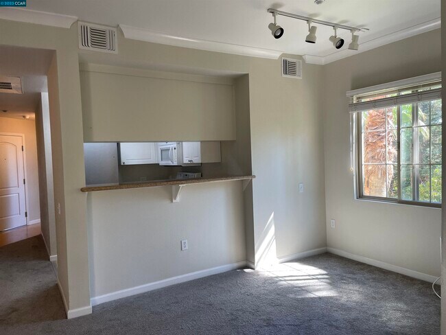Building Photo - 1315 Alma Ave