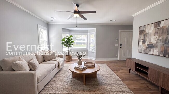 Building Photo - 3 Bed/2 Bath Home with Fenced Yard / Pet-Friendly / Vouchers Accepted / Available Now!