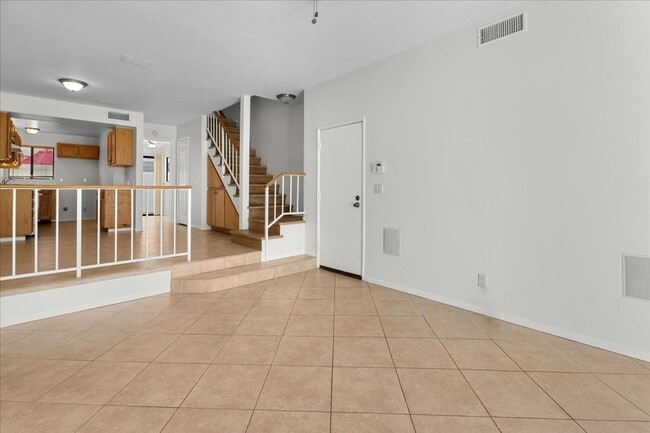 Foto del edificio - Light Filled Townhome Style Condo with Private Patios and Direct Access