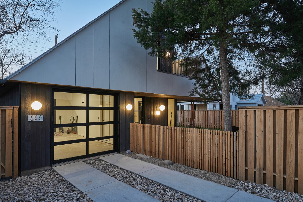 Primary Photo - 1000 Gullett St