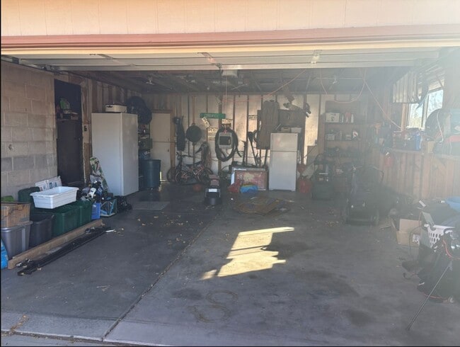 Building Photo - 4 bedroom 2 story home