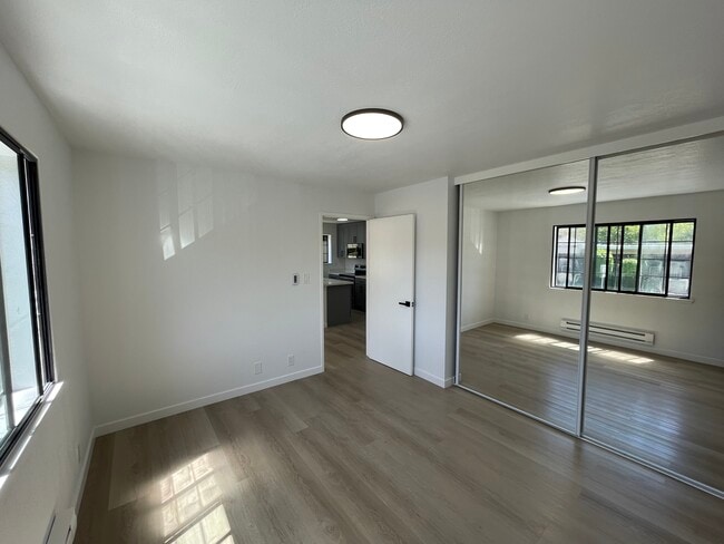 Building Photo - West End Villas