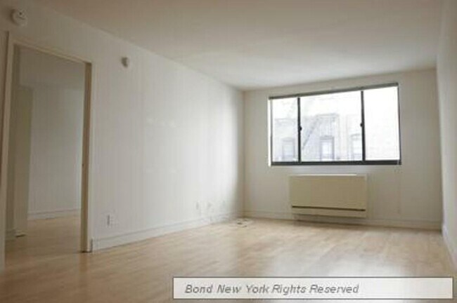 Foto del edificio - 323 W 96th St