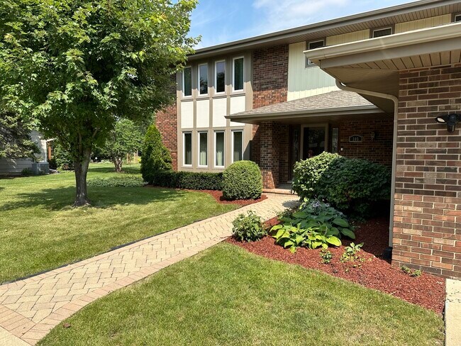 Building Photo - 305 Mendon Ln