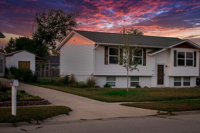 Building Photo - 3804 Spruce Wood Ct NE