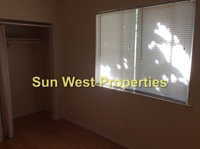 Foto del edificio - 2 Bed, 1 Bath, Duplex In Aztec