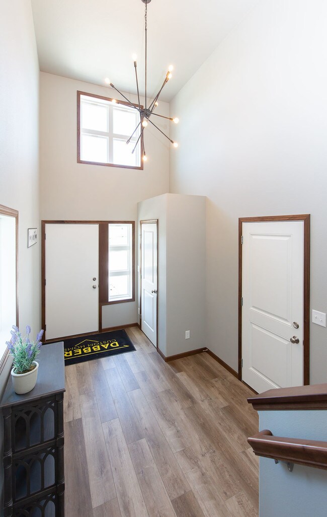 Building Photo - 806 Albert Dr W
