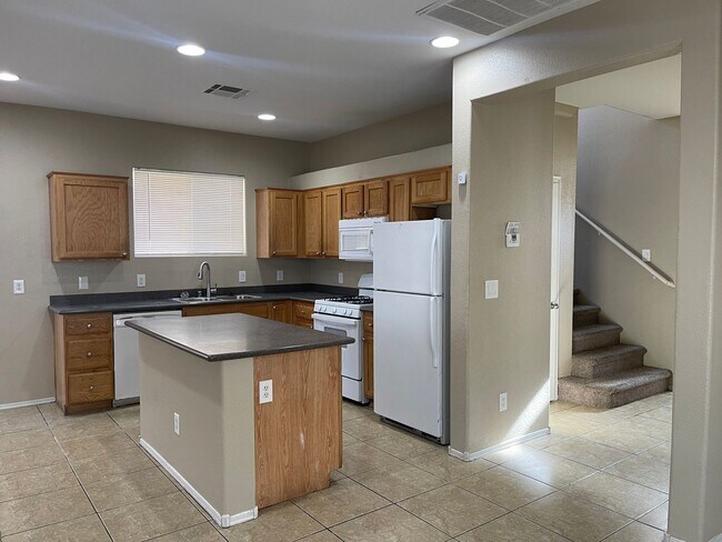 Building Photo - 4348 Santa Clarita Ave