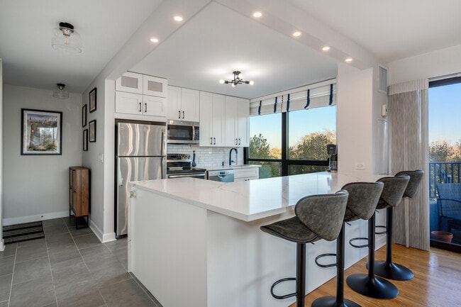 Building Photo - 2020 N Lincoln Park W