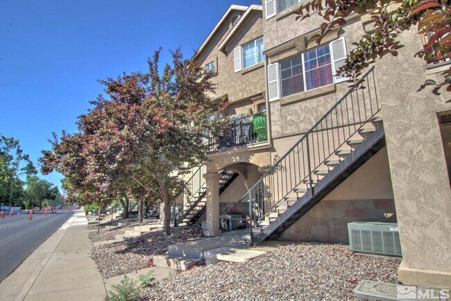 Foto del edificio - Rare Midtown Opportunity. Available in August