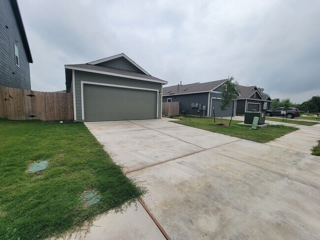 Foto del edificio - Spacious 3/BR, 2/BS Single-Level Home with...