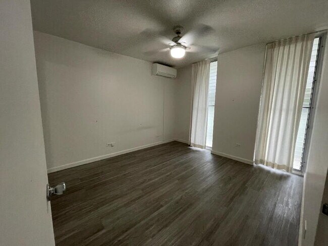 Building Photo - KAPIOLANI TOWERS 2/1/1 sec, split A/C, c-f...