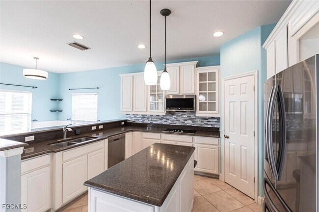 Foto del edificio - 2201 Cape Heather Cir