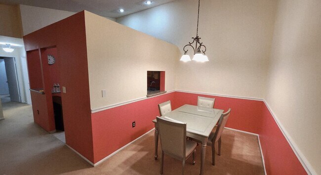 Comedor - 2102 Doolittle Dr