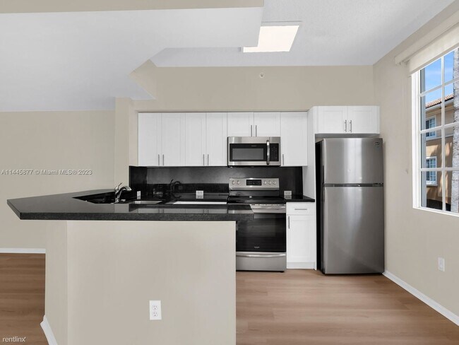 Building Photo - 3 br, 2 bath House - 2821 NE 185th St Apt 404