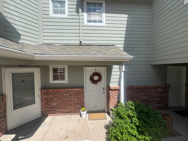 Building Photo - 2 bedroom Condo close to UCCS