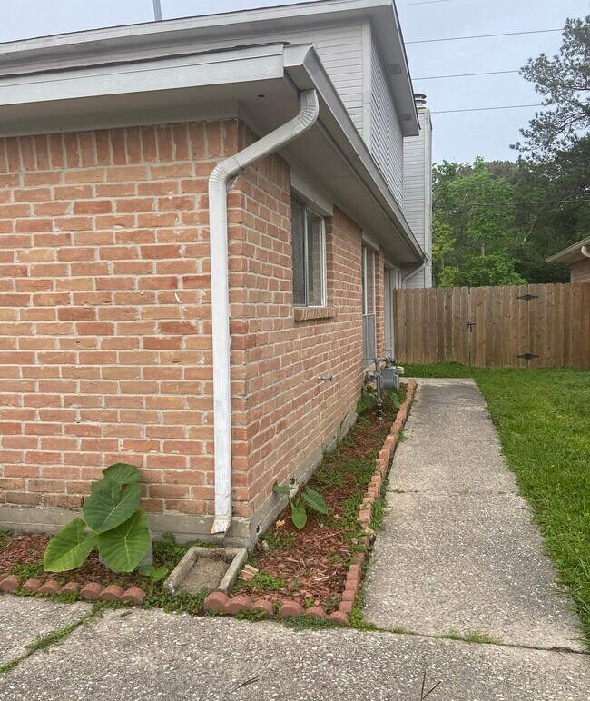 Foto del edificio - 7842 Winehill Ln