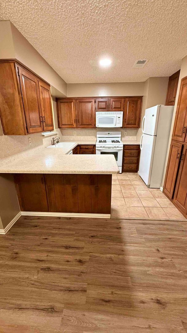 Foto del edificio - 3 bedroom / 2 bath / 2 car garage - Covere...