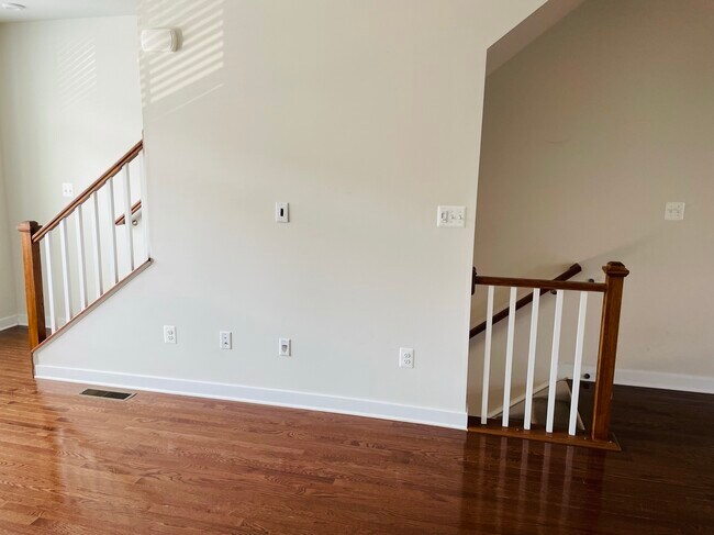 Building Photo - 550 White Oak Dr