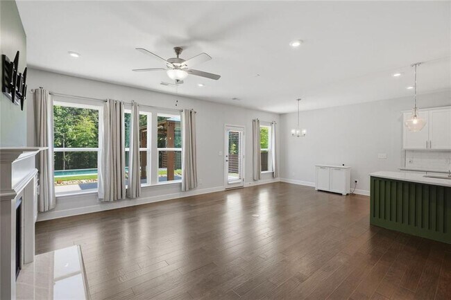 Foto del edificio - 6168 Collins Rd