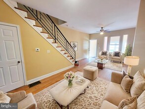 Building Photo - 923 E Schiller St