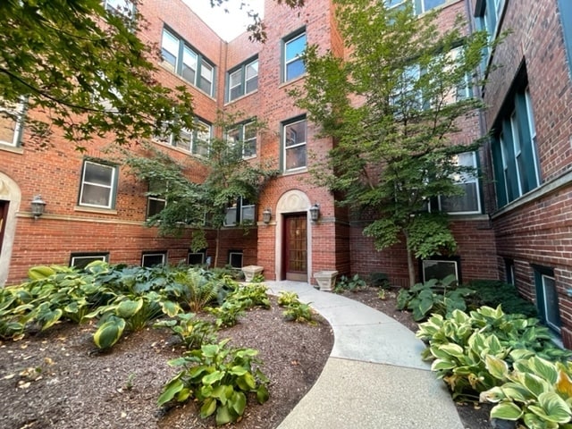 Building Photo - 2022 N Burling St