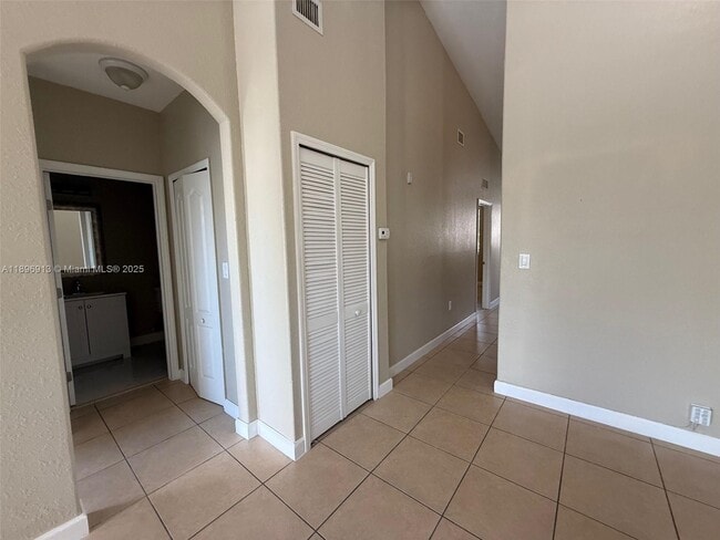 Building Photo - 1651 SE 28th Ct