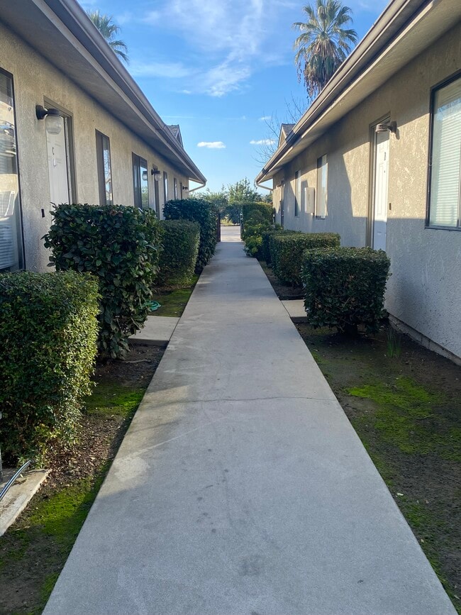 Walkway - 1768-1816 N Reed Ave