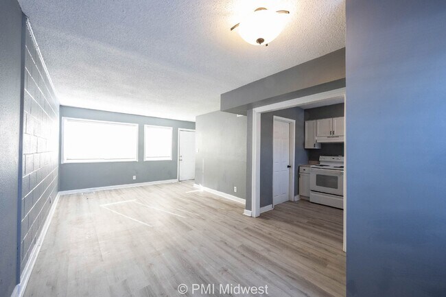 Foto del edificio - Charming 2 Bed, 1 Bath Apartment in Indianapolis - Don't Miss Out!