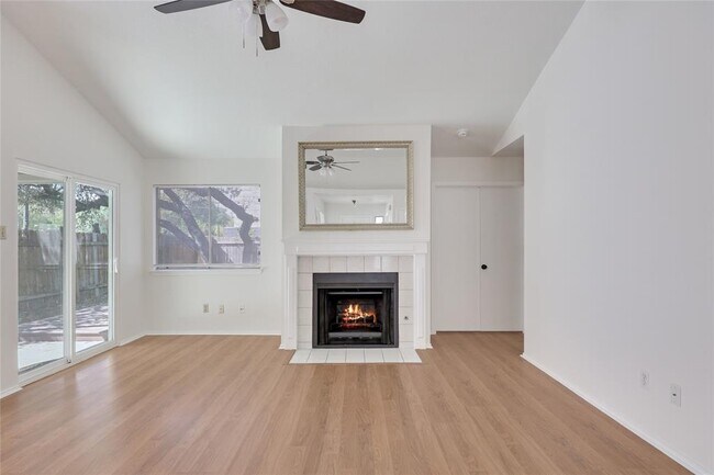 Foto del edificio - 6302 Jennings Dr