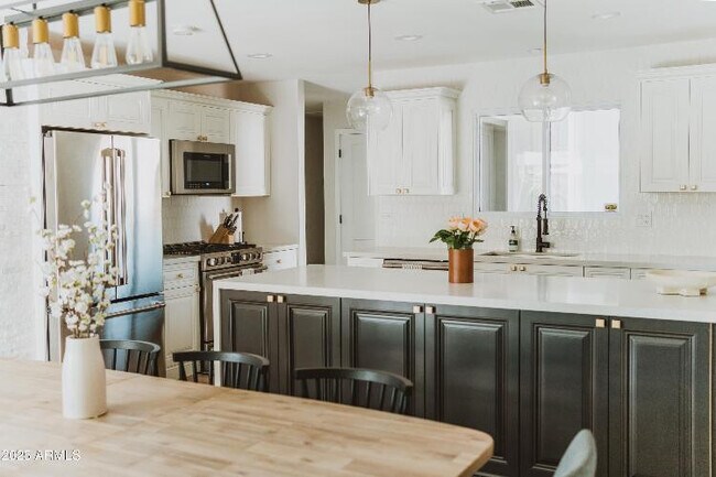 Foto del edificio - 8737 E Rose Ln