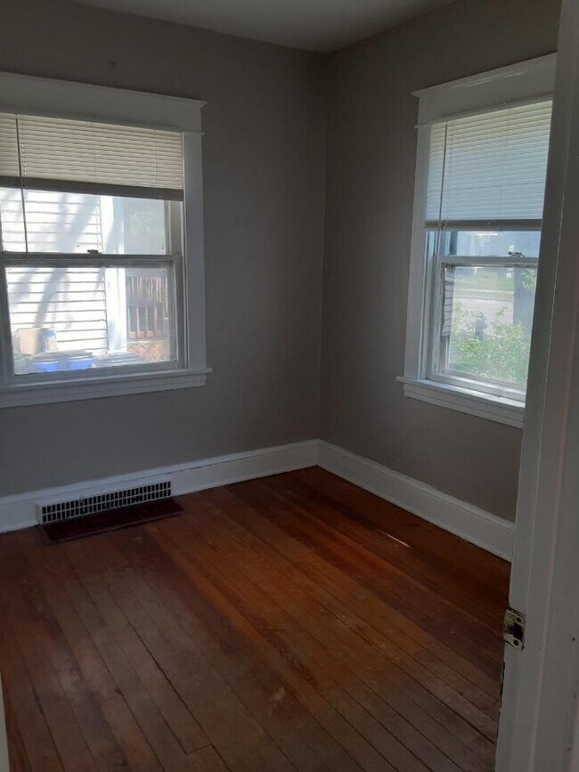 857 Oakland Rd NE, Cedar Rapids, IA 52402 House Rental in Cedar