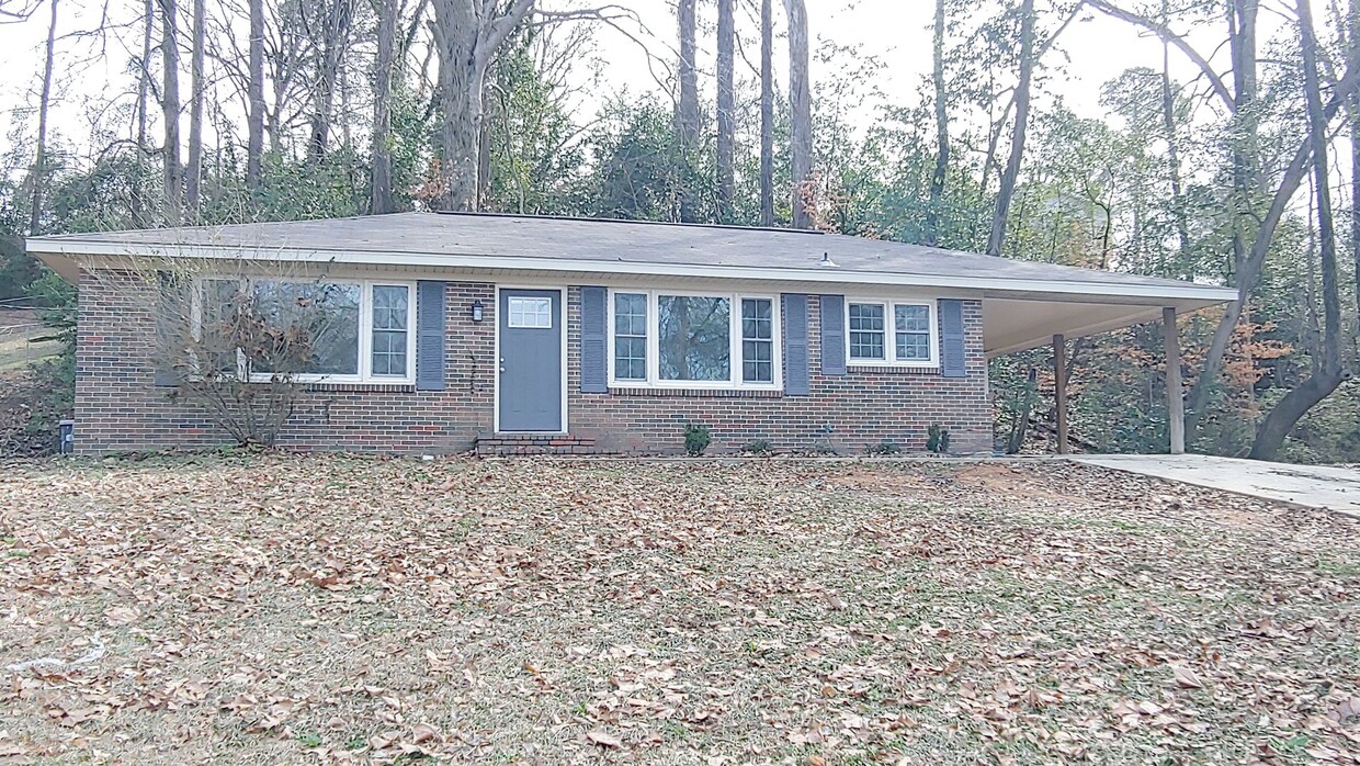 Primary Photo - Nice 3 Bedroom Home off of Skyland Blvd