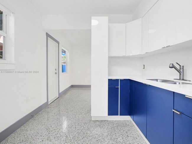 Foto del edificio - 121 NW 74th St