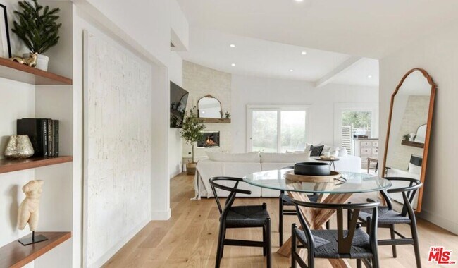 Foto del edificio - 3375 Coldwater Canyon Ave