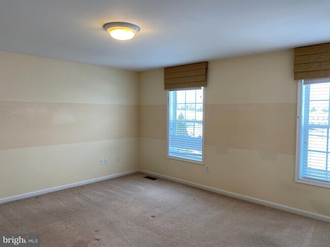 Building Photo - 215 Stonehedge Dr
