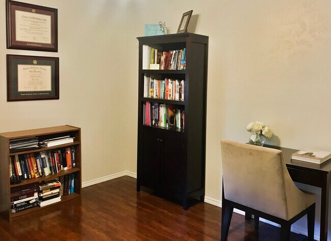 Study or second bedroom with great lighting and an energetic vibe. - 1612 Northridge Dr