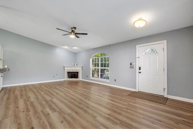 Building Photo - NE Tallahassee Townhome with Community Pool