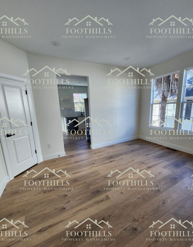 Building Photo - Quaint 2-bedroom, 2-bathroom home, short d...