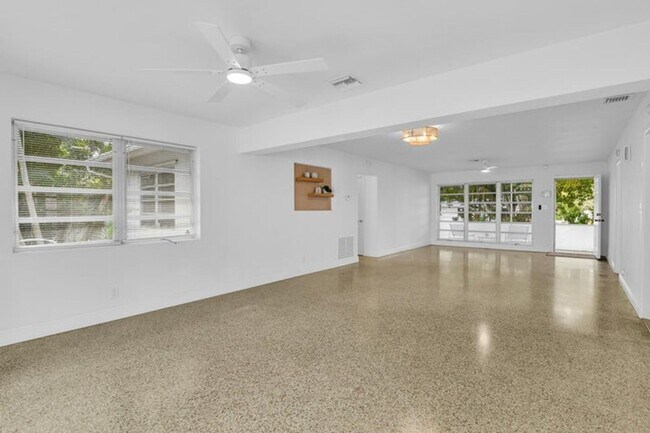 Building Photo - 702 Sunset Dr