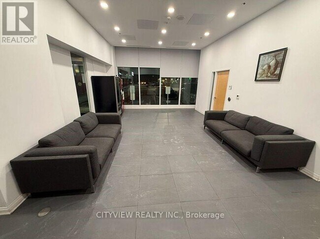 Photo du bâtiment - 1900 Simcoe St N