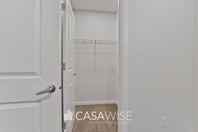 Photo du bâtiment - 8127-8228 228 St NW