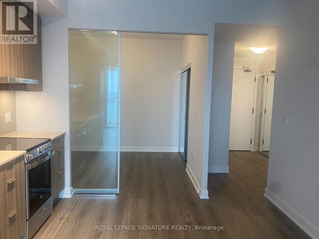 Photo du bâtiment - 430-2430 Square One Dr