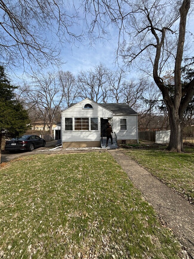 Building Photo - 2211 W Butler St