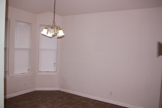 Building Photo - Open Floor Plan - Minutes to the Austin Ai...