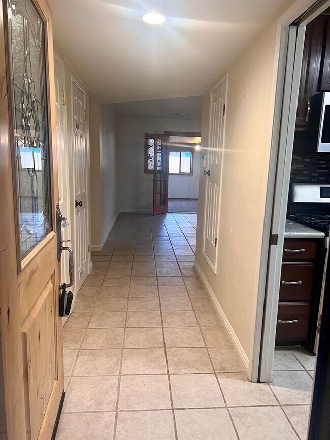 Building Photo - Great Three Bedroom Two Bath with Den, Garage and Spa!