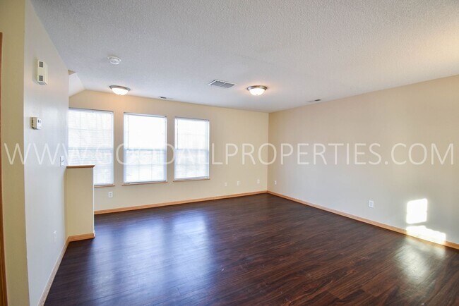 Foto del edificio - RENT REDUCED!!! 2 Bedroom 2 Bath Townhome in Urbandale with attached 2 car garage!